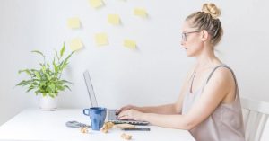 mulher trabalhando em home office