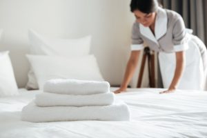 terceirização na hotelaria serviço de camareira
