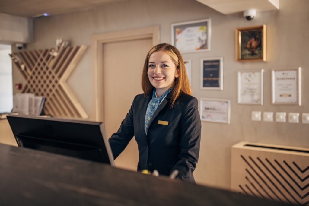 A Diferença entre Frontdesk e Backoffice na Hotelaria: Desvendando os Pilares da Hospedagem