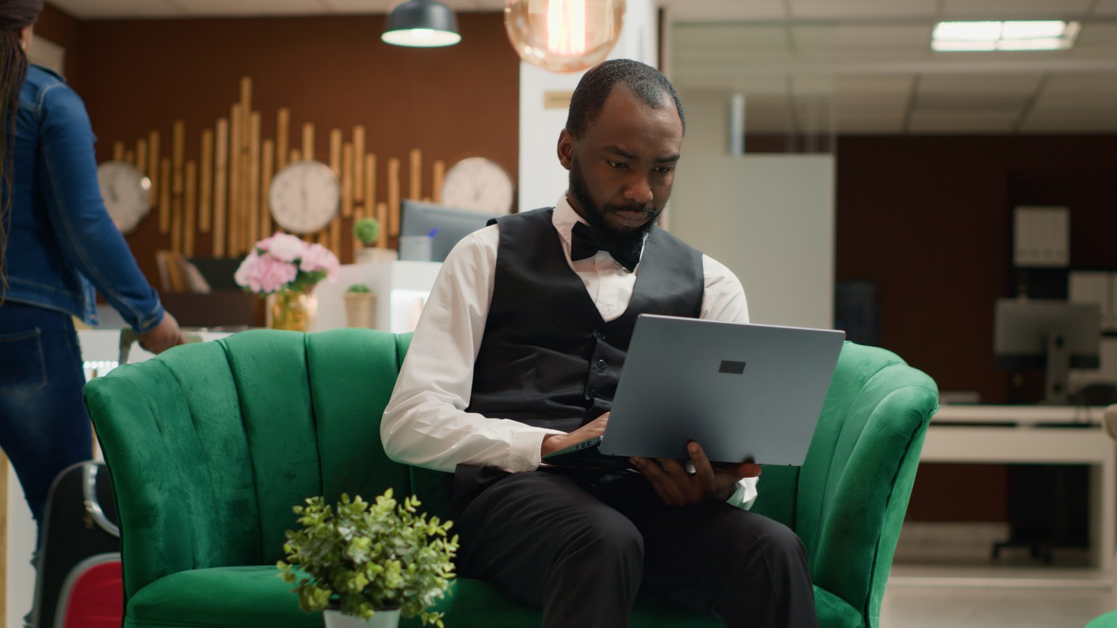 Gestor de hotel acompanha reservas no notebook antes de decidir sobre automação hoteleira