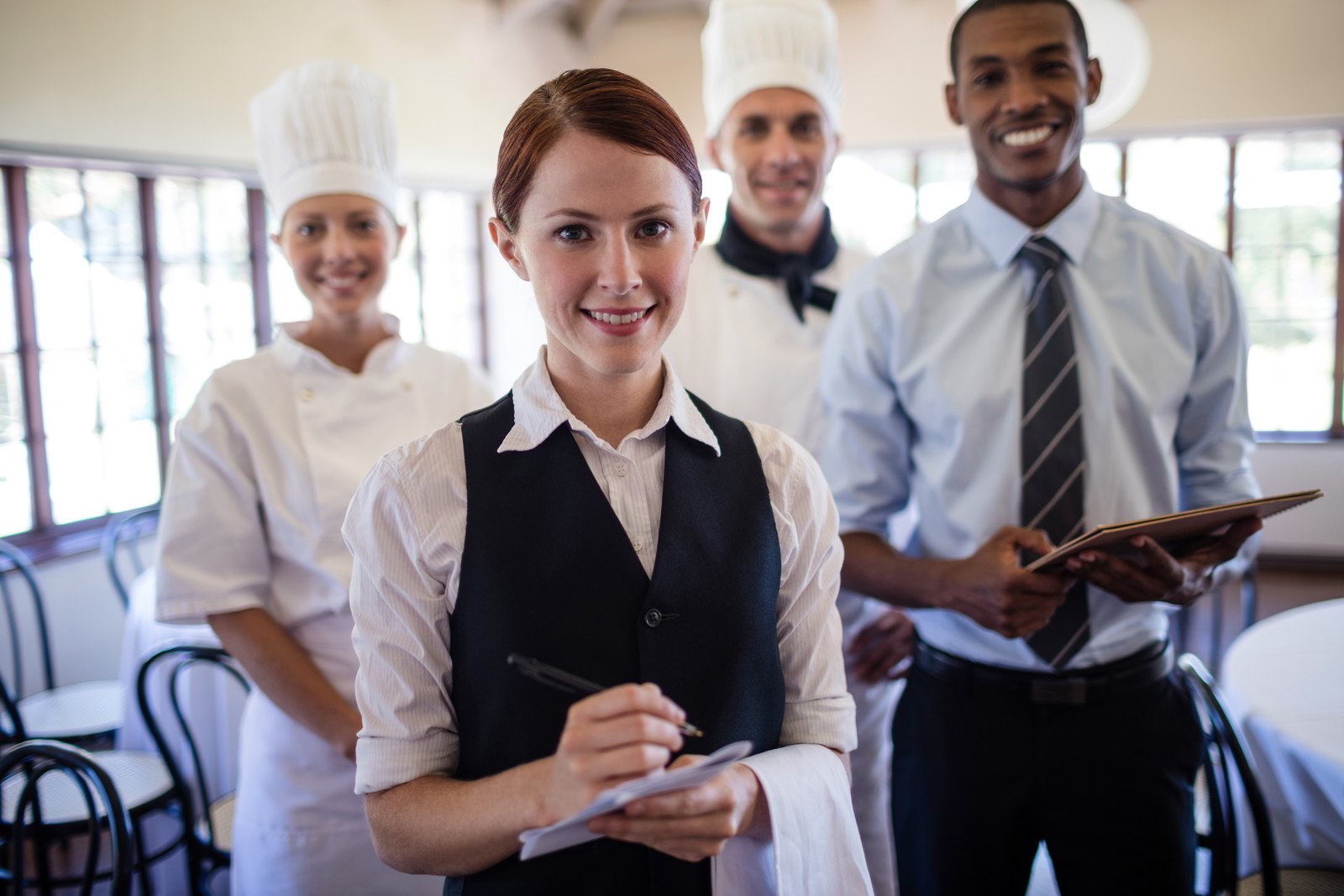 Equipe de hotel reunida: recepcao, cozinha e gerencia - a linha de frente afetada pelo turnover na hotelaria
