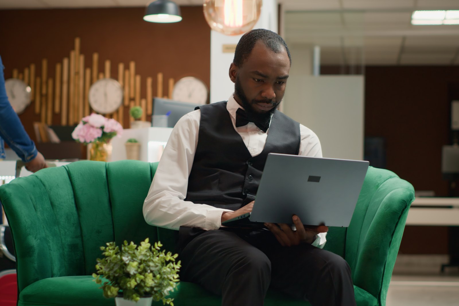 Gestor de hotel acompanhando reservas no notebook - Booking.com no Cade e a dependencia de OTA