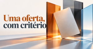 Composição editorial abstrata com um cartão sem dados e formas translúcidas, ilustrando uma decisão de oferta.