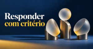 Capa editorial com a chamada ‘Responder com critério’ diante de formas escultóricas abstratas que se refletem sem formar uma interface.