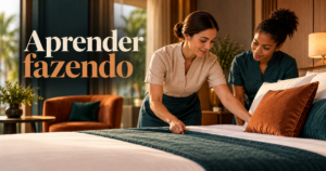 Supervisora demonstra uma tarefa de preparação de quarto a uma colaboradora em treinamento, em uma cena editorial de hotel fictício.