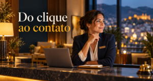Hoteleira revisa o site de uma hospedagem em um laptop antes de acompanhar o contato de um viajante