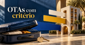Uma mala aberta e um cartão de hospedagem abstrato compõem uma imagem editorial sobre avaliar canais de reserva.