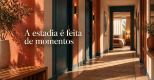 Corredor de hotel com portas em sequência e luz natural representa os diferentes momentos da experiência do hóspede.