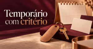 Composição editorial de calendário abstrato e chave de hotel para representar planejamento de equipe temporária