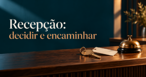 Chave de hotel e caderno de turno em composição editorial sobre o trabalho da recepção