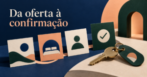 Composição editorial de cartões de oferta e uma chave física que representam contratação online de hospedagem