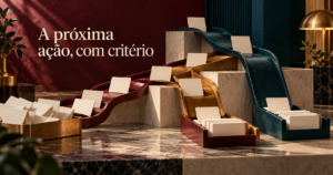 Composição conceitual de fichas coloridas entrando em uma sequência organizada, representando triagem manual de solicitações