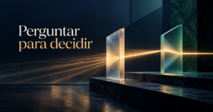 Composição conceitual de prismas e feixes de luz que representam a passagem de uma pergunta a uma decisão.