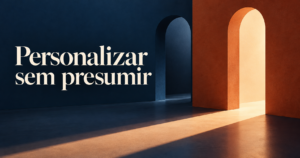Headline ‘Personalizar sem presumir’ sobre uma composição abstrata de duas formas de porta em planos diferentes, sem representar um hotel específico.