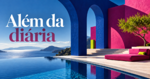 Cena fictícia com piscina diante de paisagem costeira, arcos azuis e volumes magenta, com o texto Além da diária; não representa um hotel real.