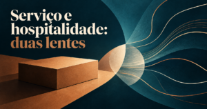 Composição editorial abstrata com uma forma que se divide entre um objeto entregue e uma linha de conversa; headline ‘Serviço e hospitalidade: duas lentes’.