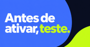 Frase ‘Antes de ativar, teste.’ em duas linhas brancas e verde-lima sobre azul, com faixa curva navy e área verde-lima à direita.