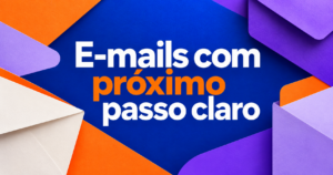 Composição tipográfica com a chamada ‘E-mails com próximo passo claro’, sobre formas de envelope abstratas em azul-cobalto, laranja e violeta.
