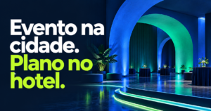Frase Evento na cidade. Plano no hotel. em branco e verde-lima sobre navy, ao lado de um ambiente ilustrativo com arcos azuis e turquesa, mesas e plantas.