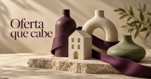 Composição editorial de uma pequena maquete abstrata de hospedagem ao lado de três peças de cerâmica, com o título ‘Oferta que cabe’.