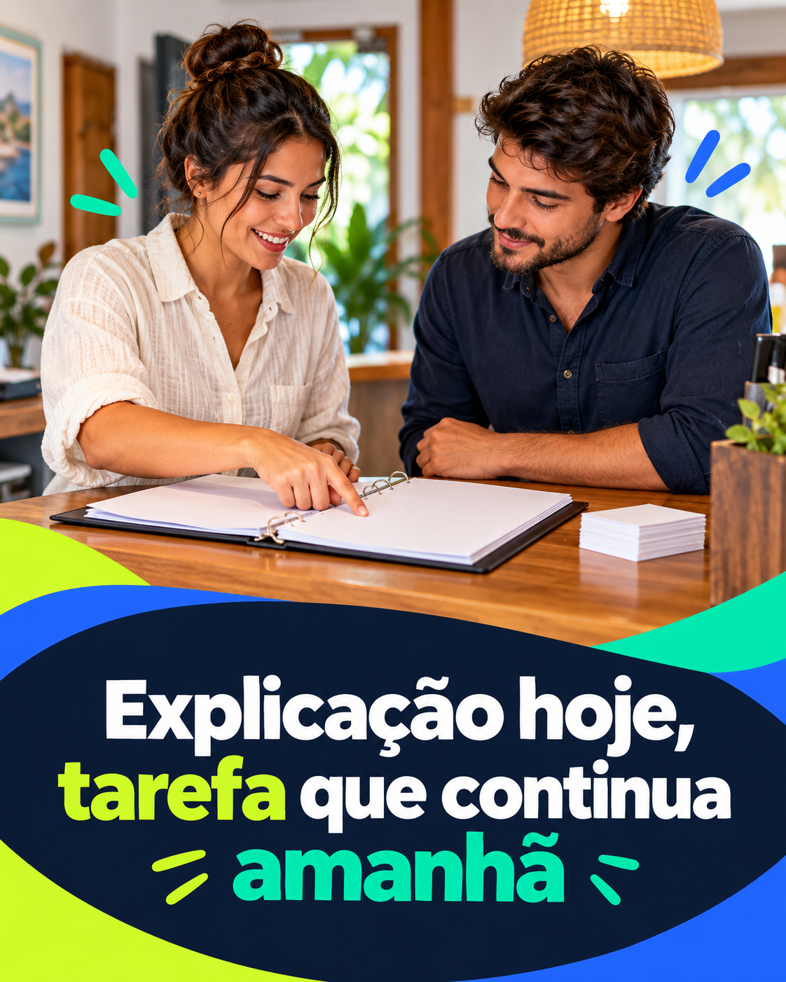 Duas pessoas adultas diante de fichário com folhas em branco e a frase Explicação hoje, tarefa que continua amanhã, em cena fictícia.