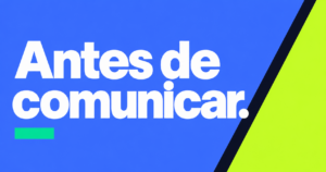 Frase Antes de comunicar. em letras brancas sobre azul vivo, com faixas diagonais navy e verde-lima e acento turquesa.